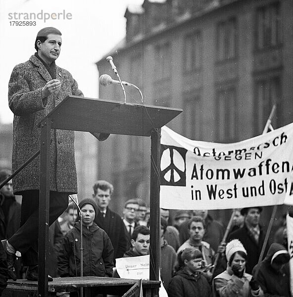 Der Ostermarsch 1964 geleitet von der Kampagne fuer Abrüstung  hier am 29. 3. 1964 in Bremen  war geleitet von der Forderung nach Abruestung der Atomwaffen in West und Ost  Deutschland  Europa