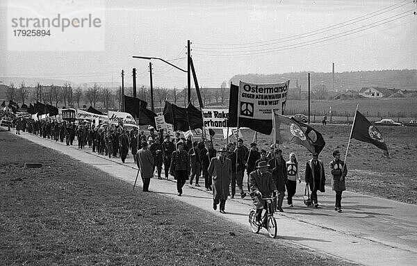 Der Ostermarsch 1964 geleitet von der Kampagne fuer Abrüstung  hier am 29. 3. 1964 in Bremen  war geleitet von der Forderung nach Abruestung der Atomwaffen in West und Ost  Deutschland  Europa