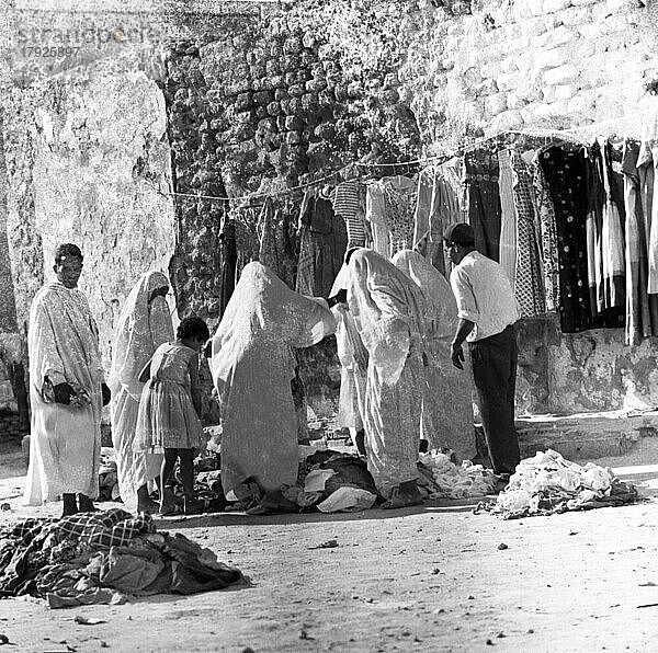 Der Tourismus steckte  wie hier im Jahre 1961  in den ersten Anfaengen  Verkauf von Altkleidern aus Spenden  TUN  Tunesien  Afrika