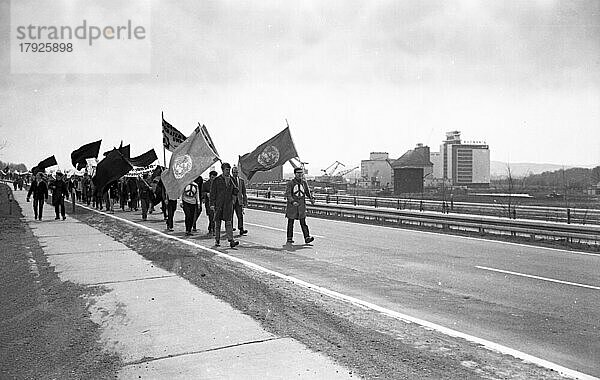 Der Ostermarsch 1964 geleitet von der Kampagne fuer Abrüstung  hier am 29. 3. 1964 in Bremen  war geleitet von der Forderung nach Abruestung der Atomwaffen in West und Ost  Deutschland  Europa