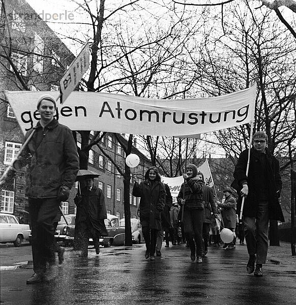 Der Ostermarsch 1964 geleitet von der Kampagne fuer Abrüstung  hier am 29. 3. 1964 in Bremen  war geleitet von der Forderung nach Abruestung der Atomwaffen in West und Ost  Deutschland  Europa