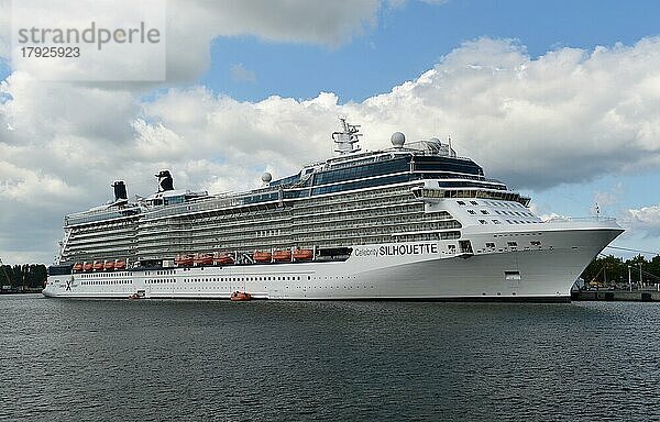 Kreuzfahrtschiff Celebrity Silhouette im Hafen von Rostock Warnemünde  Deutschland  Europa