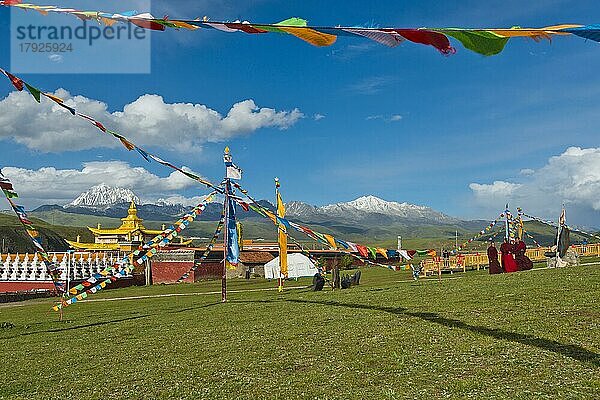 Gruppe tibetischer Mönche beim Besuch des Kloster Lhagang im Grassland von Tagong vor dem Mount Yala  5820 m