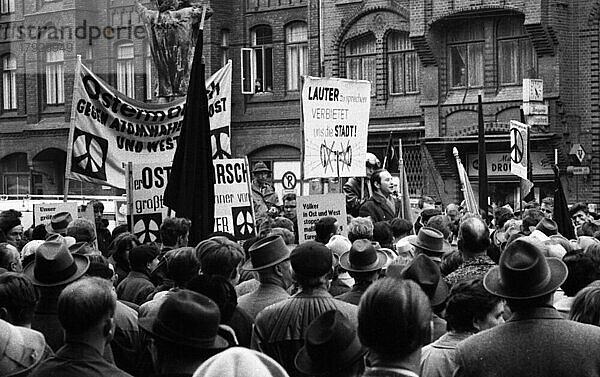 Der Ostermarsch 1964 geleitet von der Kampagne fuer Abrüstung  hier am 29. 3. 1964 in Bremen  war geleitet von der Forderung nach Abruestung der Atomwaffen in West und Ost  Deutschland  Europa