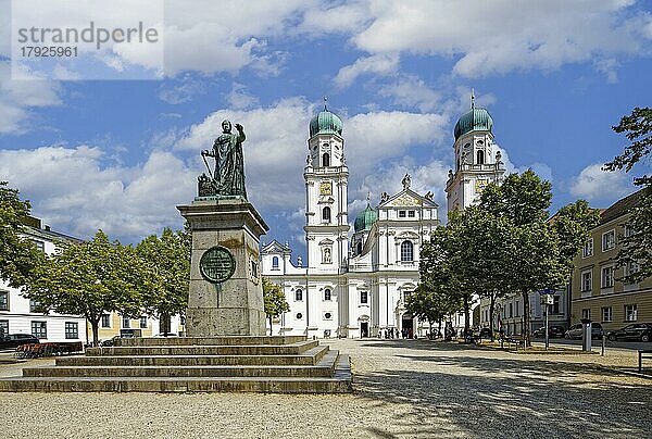 Dom St. Stephan  Barock  erbaut von 1668-1693  Bischofskirche  katholisch  Denkmal König Maximilians I. Domplatz  Altstadt  Dreiflüssestadt Passau  kreisfreie Universitätsstadt  Regierungsbezirk Niederbayern  Ostbayern  Bayern  Deutschland  Europa