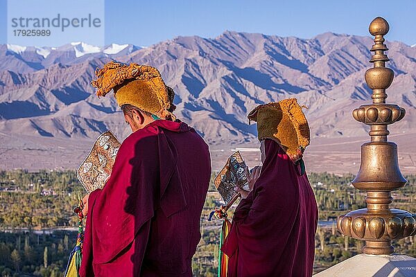 Buddhistische Mönche blasen Muschelschalen im Kloster Thikse (Thiksay Gompa)  Ladakh  Kaschmir  Indien  Asien