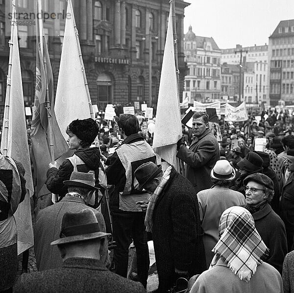 Der Ostermarsch 1964 geleitet von der Kampagne fuer Abrüstung  hier am 29. 3. 1964 in Bremen  war geleitet von der Forderung nach Abruestung der Atomwaffen in West und Ost  Deutschland  Europa