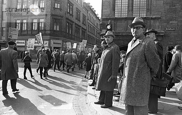 Der Ostermarsch 1964 geleitet von der Kampagne fuer Abrüstung  hier am 29. 3. 1964 in Bremen  war geleitet von der Forderung nach Abruestung der Atomwaffen in West und Ost  Deutschland  Europa