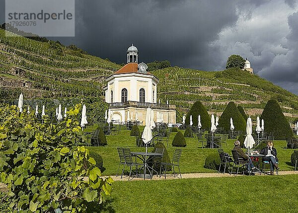 Belvedere im Schlosspark Wackerbarth mit Weinbergen und Jacobstein  bei Sonnenschein und Regenwolke  Radebeul  Sachsen  Deutschland  Europa