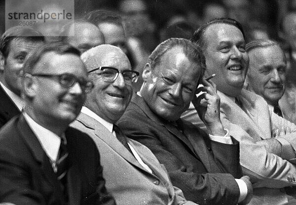 Der Wahlkampf in Nordrhein-Westfalen der SPD  hier bei einer Wahlveranstaltung in der Dortmunder Westfalenhalle im Jahre 1966  wurde begleitet von dem bekannten Unterhaltungskuenstler Peter Frankenfeld. Karl Schiller  Heinz Kühn  Willy Brandt  Heinrich Sondermann  N. N. von l  Deutschland  Europa