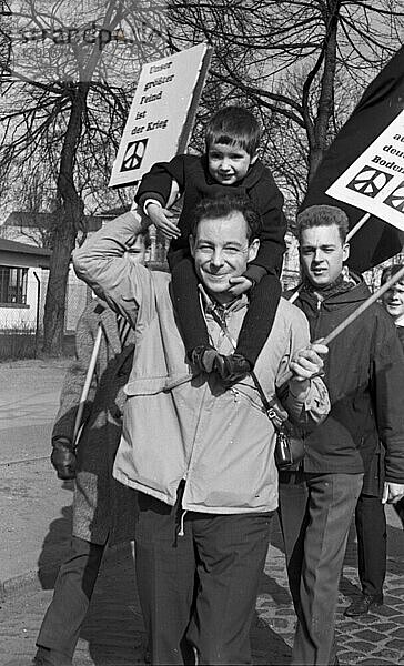 Der Ostermarsch 1964 geleitet von der Kampagne fuer Abrüstung  hier am 29. 3. 1964 in Bremen  war geleitet von der Forderung nach Abruestung der Atomwaffen in West und Ost  Deutschland  Europa