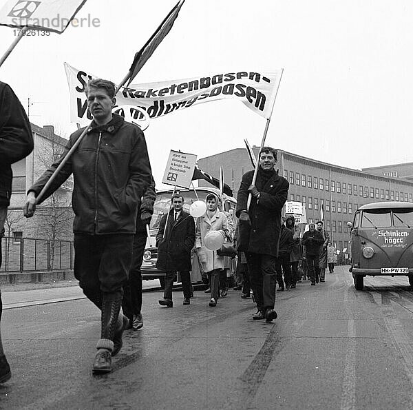 Der Ostermarsch 1964 geleitet von der Kampagne fuer Abrüstung  hier am 29. 3. 1964 in Bremen  war geleitet von der Forderung nach Abruestung der Atomwaffen in West und Ost  Deutschland  Europa