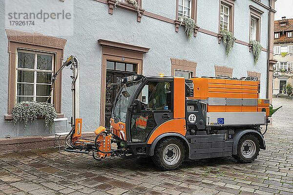 Ein Multifunktionsfahrzeug bewässert Blumenkästen in der Altstadt von Engen