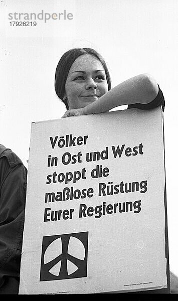 Der Ostermarsch 1964 geleitet von der Kampagne fuer Abrüstung  hier am 29. 3. 1964 in Bremen  war geleitet von der Forderung nach Abruestung der Atomwaffen in West und Ost  Deutschland  Europa