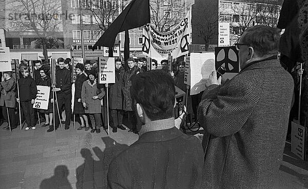 Der Ostermarsch 1964 geleitet von der Kampagne fuer Abrüstung  hier am 29. 3. 1964 in Bremen  war geleitet von der Forderung nach Abruestung der Atomwaffen in West und Ost  Deutschland  Europa