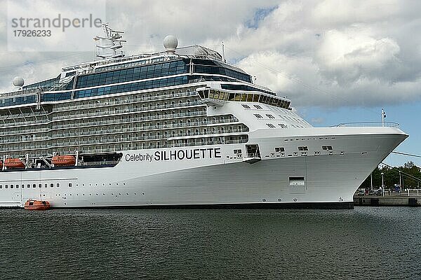 Kreuzfahrtschiff Celebrity Silhouette im Hafen von Rostock Warnemünde  Deutschland  Europa