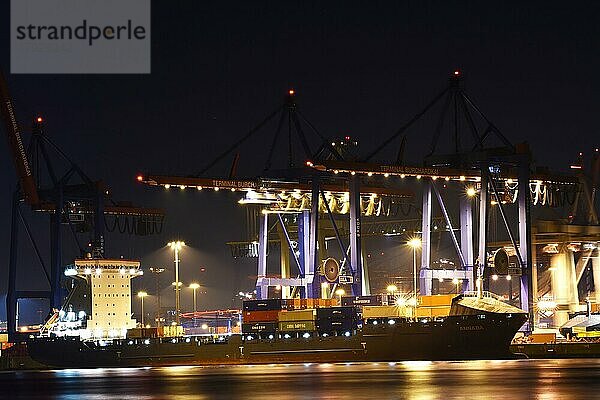 Containerschiffe werden bei Nacht beladen im Containerterminal Burchardkai  Hamburg  Deutschland  Europa