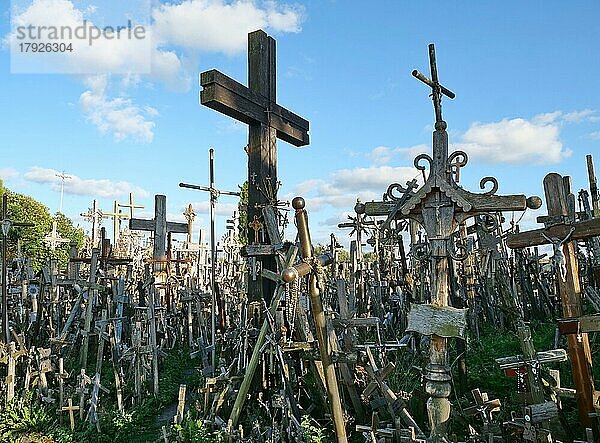 Der Berg der Kreuze ist ein katholisch und touristisch geprägter Wallfahrtsort und eine der Sehenswürdigkeiten  Siauliai  Litauen  Europa