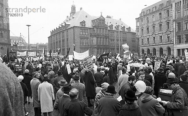 Der Ostermarsch 1964 geleitet von der Kampagne fuer Abrüstung  hier am 29. 3. 1964 in Bremen  war geleitet von der Forderung nach Abruestung der Atomwaffen in West und Ost  Deutschland  Europa