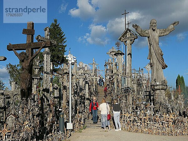 Der Berg der Kreuze ist ein katholisch und touristisch geprägter Wallfahrtsort und eine der Sehenswürdigkeiten  Siauliai  Litauen  Europa