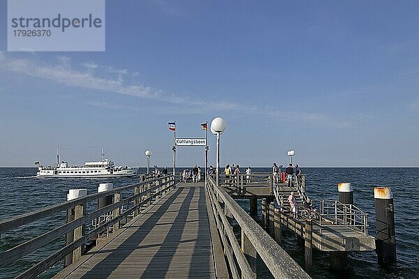 Ausflugsschiff Baltica  Seebrücke  Kühlungsborn  Mecklenburg-Vorpommern  Deutschland  Europa