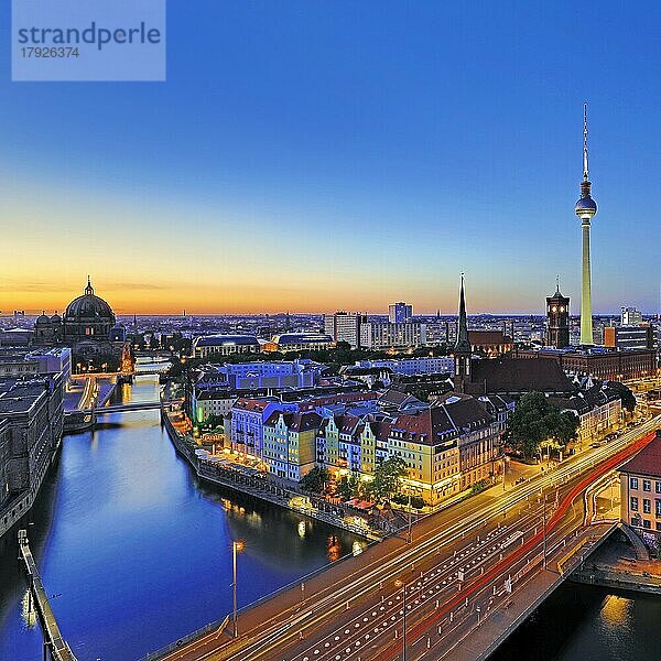 Stadtpanorama mit Spree  Dom  Nikolaiviertel  Rotem Rathaus und Fernsehturm am Abend  Berlin-Mitte  Berlin  Deutschland  Europa