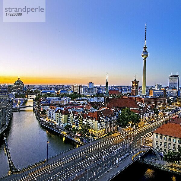 Stadtpanorama mit Spree  Dom  Nikolaiviertel  Rotem Rathaus und Fernsehturm am Abend  Berlin-Mitte  Berlin  Deutschland  Europa