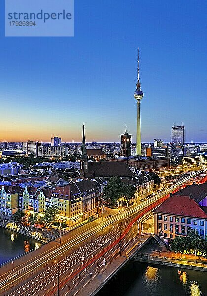 Stadtansicht  erhöhter Standpunkt mit Spree  Nikolaiviertel  Rotem Rathaus und Fernsehturm am Abend  Berlin-Mitte  Berlin  Deutschland  Europa