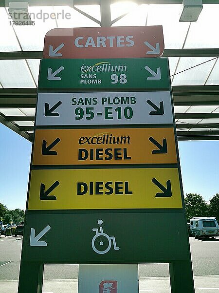 Tankstelle  Hinweisschild auf die verschiedenen Treibstoffsorten  an einer Autobahnraststätte an der A31 in Frankreich  Aire de Lorraine Sandaucourt-lès-Rappes