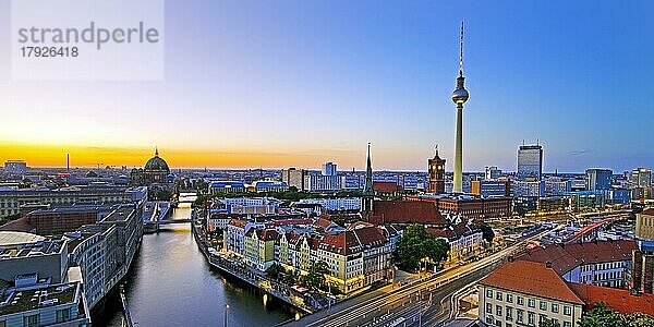 Stadtpanorama mit Spree  Dom  Nikolaiviertel  Rotem Rathaus und Fernsehturm am Abend  Berlin-Mitte  Berlin  Deutschland  Europa