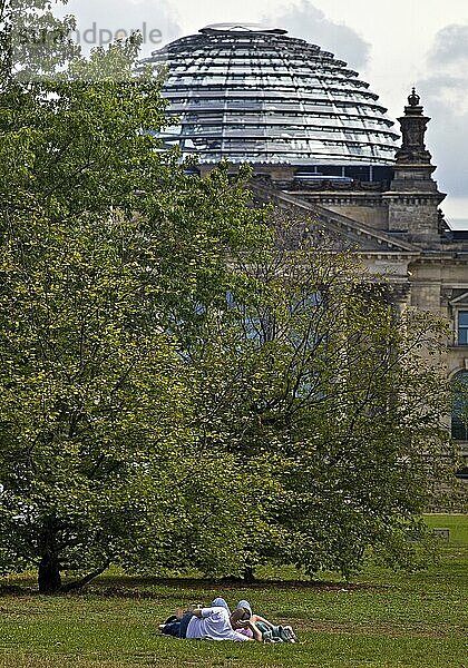 Zwei Menschen liegen auf dem Platz der Republik vor dem Reichstag  Deutscher Bundestag  Regierungsviertel  Berlin  Deutschland  Europa