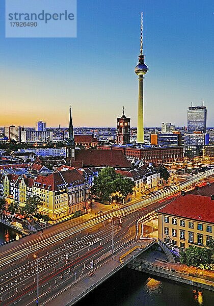 Stadtansicht  erhöhter Standpunkt mit Spree  Nikolaiviertel  Rotem Rathaus und Fernsehturm am Abend  Berlin-Mitte  Berlin  Deutschland  Europa