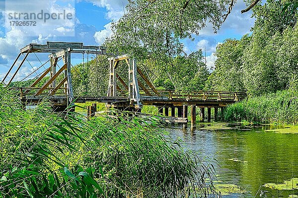 Denkmalgeschützte Holzklappbrücke über die Trebel bei Nehringen  Mecklenburg-Vorpommern  Deutschland  Europa