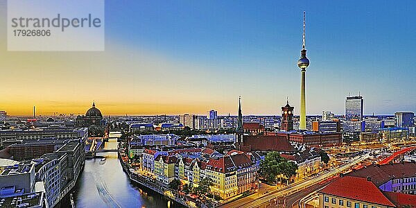 Stadtpanorama mit Spree  Dom  Nikolaiviertel  Rotem Rathaus und Fernsehturm am Abend  Berlin-Mitte  Berlin  Deutschland  Europa