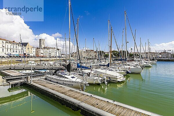 Segel- und Motorboote im Alten Hafen vor dem Quai Duperre  Altstadt  La Rochelle  Atlantikküste  Aquitanien  Neu-Aquitanien  Frankreich  Europa