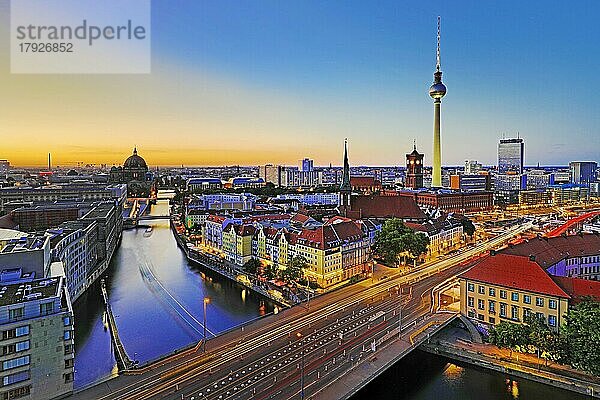 Stadtpanorama mit Spree  Dom  Nikolaiviertel  Rotem Rathaus und Fernsehturm am Abend  Berlin-Mitte  Berlin  Deutschland  Europa