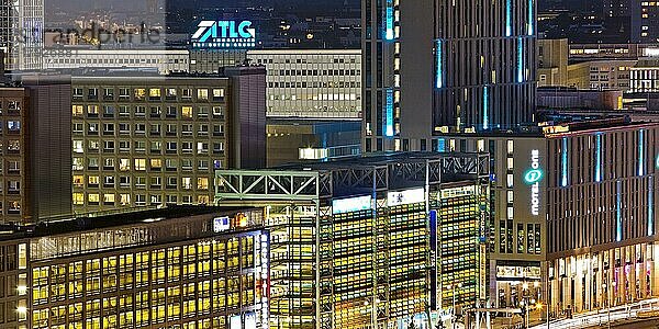 Hochhäuser am Alexanderplatz am Abend  Berlin  Deutschland  Europa
