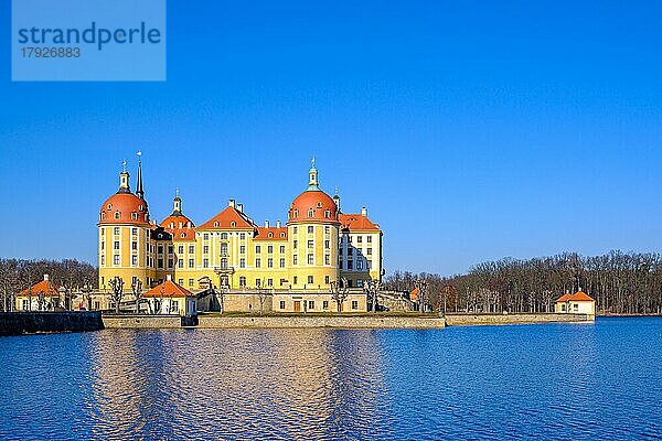 Malerischer Blick von Süden auf Schloss Moritzburg in Moritzburg bei Dresden  Sachsen  Deutschland  Europa