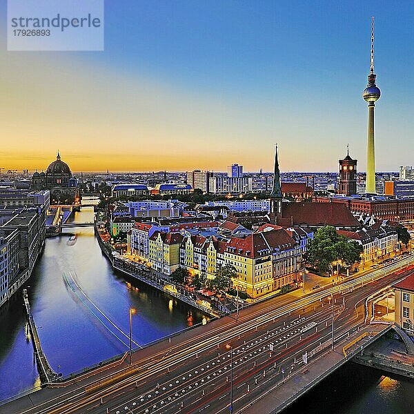 Stadtpanorama mit Spree  Dom  Nikolaiviertel  Rotem Rathaus und Fernsehturm am Abend  Berlin-Mitte  Berlin  Deutschland  Europa