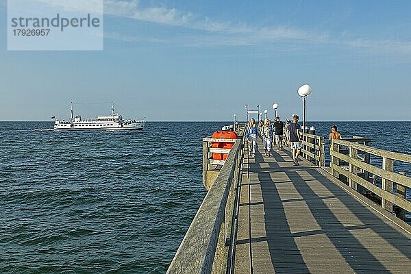 Ausflugsschiff Baltica  Seebrücke  Kühlungsborn  Mecklenburg-Vorpommern  Deutschland  Europa