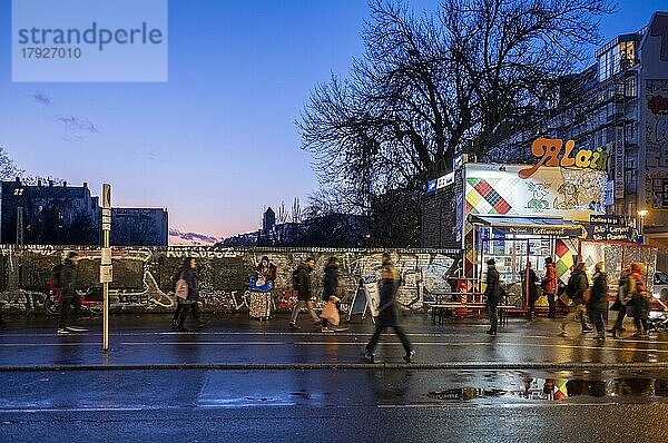 Deutschland  Berlin  04. 01. 2020  Brücke über den Ringbahngraben  S- und U-Bahnhof Schönhauser Allee  Imbiß  Straßenbahnhaltestelle  Europa