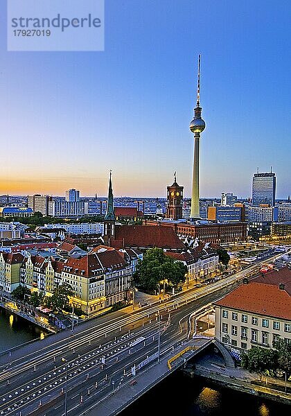 Stadtansicht  erhöhter Standpunkt mit Spree  Nikolaiviertel  Rotem Rathaus und Fernsehturm am Abend  Berlin-Mitte  Berlin  Deutschland  Europa