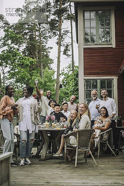 Glückliche Mehrgenerationenfamilie bei Geburtstagsfeier auf der Veranda