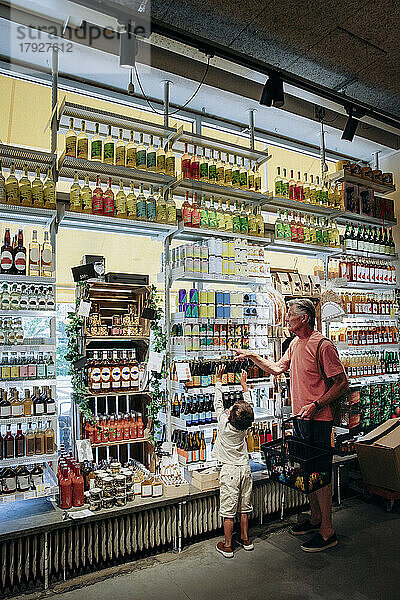 Großvater und Enkel kaufen beim Einkaufen im Supermarkt Getränke
