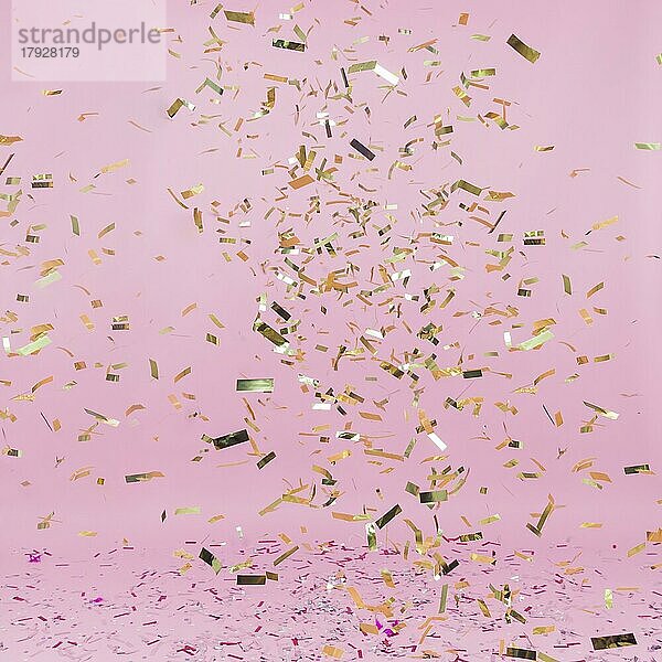 Glänzende goldene Konfetti fallen rosa Hintergrund  Auflösung und hohe Qualität schönes Foto