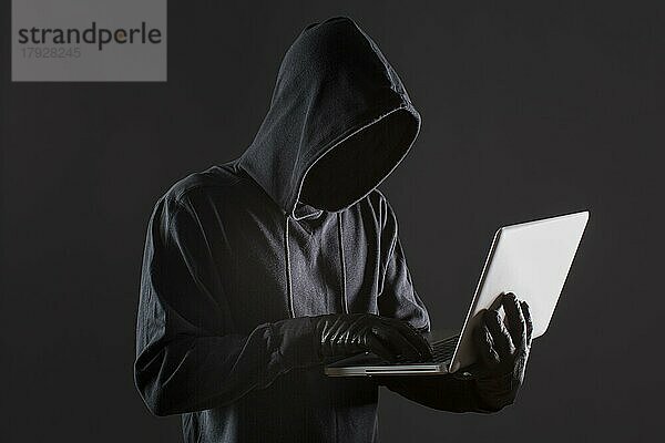 Seitenansicht eines männlichen Hackers mit Handschuhen und Laptop. Auflösung und hohe Qualität schönes Foto