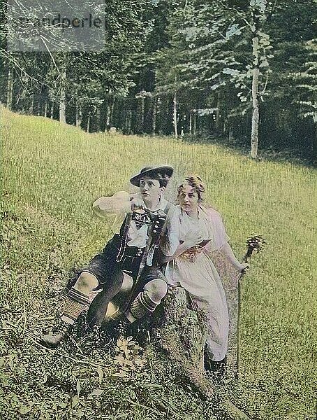 Junges Paar in alpenländischer Tracht  fühlt sich ertappt nach einem heimlichen Treffen auf der Alm  1880  Österreich  Historisch  digital restaurierte Reproduktion einer Vorlage aus dem 19. Jahrhundert  Europa