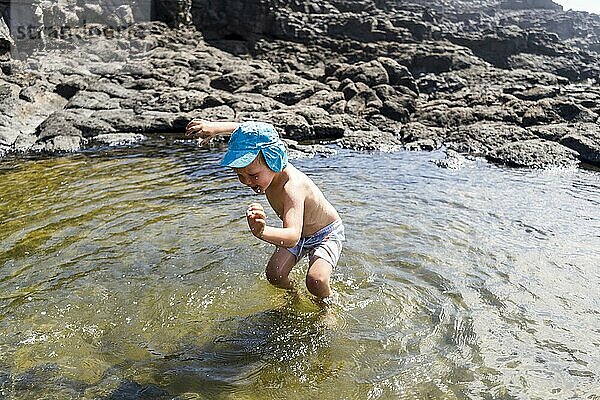 Kleiner Junge springt fröhlich in den natürlichen Pools von Charcones auf Lanzarote  Kanarische Inseln  Spanien  Europa