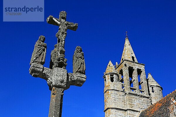 Notre Dame de la Joie  Kapelle unserer Lieben Frau von der Freude mit Kalvarie nahe dem Dorf Saint-Pierre  Bretagne  Frankreich  Europa