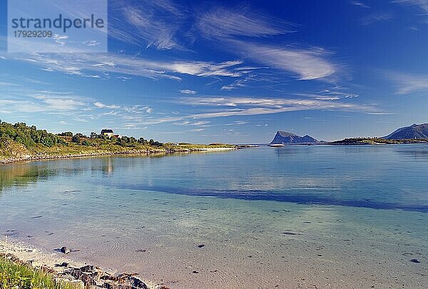 Glasklare Buchten und Sandstrände auf  Sommer  Sommarøy  Troms og Finnmark  Norwegen  Europa